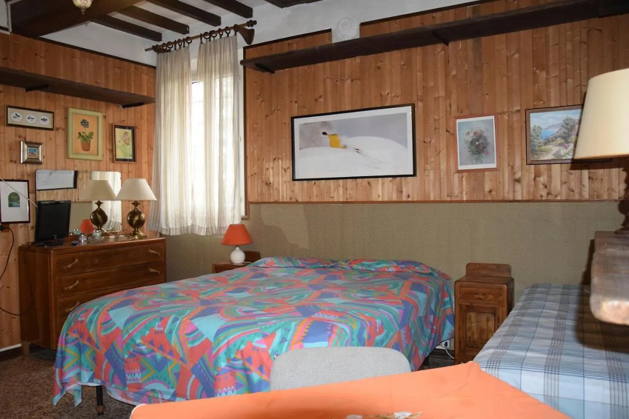 B&Blequercedimarco Camera Rossa San Prospero Bed & Breakfast